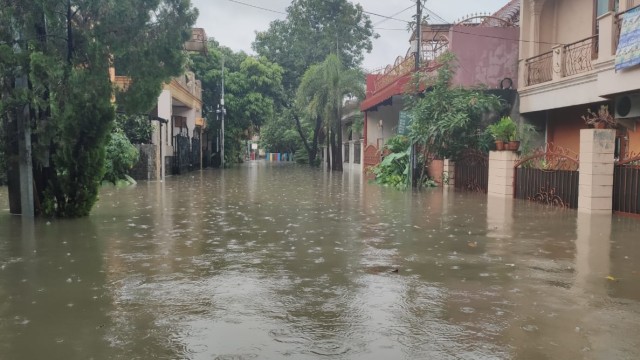 Banjir di Perumahan Bintara Jaya Permai, Bekasi Barat, Selasa (25/2).  Foto: Muhammad Fikrie/kumparan