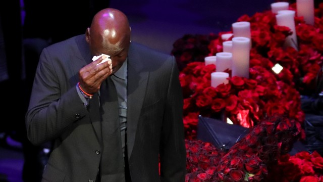Michael Jordan memberikan penghormatan terakhir untuk Kobe Bryant. Foto: REUTERS/Lucy Nicholson