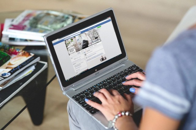 Copywriting adalah skill atau keterampilan di mana seseorang menulis untuk promosi penjualan dan materi pemasaran untuk produk, layanan jasa, yang bersifat mengajak pembacanya untuk tertarik membeli atau mengikuti apa yang dipromosikan | Photo by Pexels/Kaboompics .com