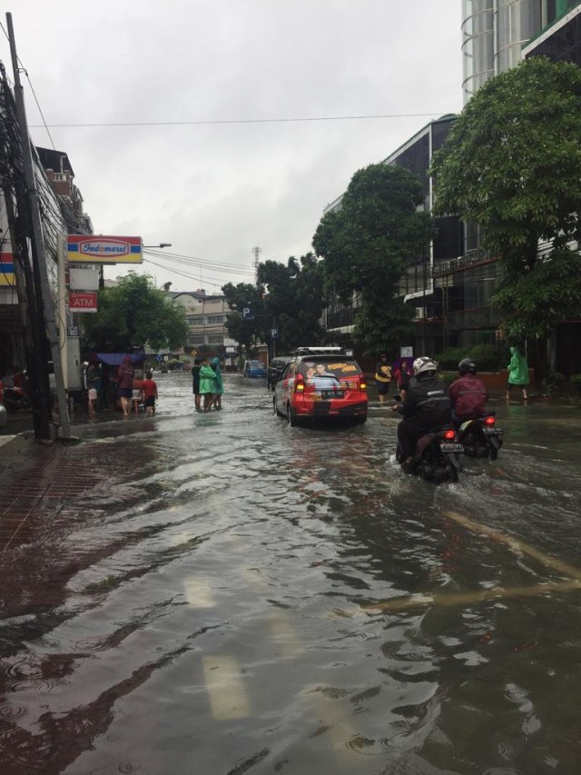 Banjir di Pasar Baru, Jakarta. Foto: Rafyq Panjaitan/kumparan