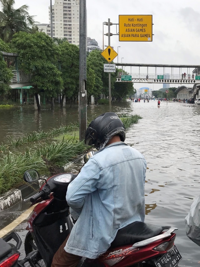 Kondisi banjir di Kawasan Kemayoran, Jakarta, Selasa (25/2).  Foto: Dok. Wiji Nurhayat