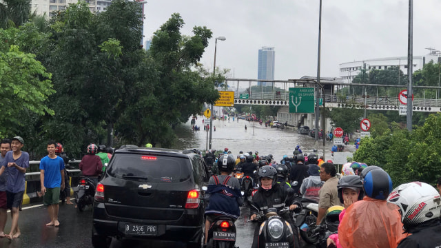 Kondisi banjir di Kawasan Kemayoran, Jakarta, Selasa (25/2). Foto: Dok. Wiji Nurhayat