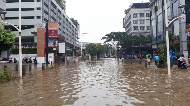 Kondisi banjir yang merendam kawasan Kemang, Jakarta Selatan, Selasa (25/2).  Foto: Aditia Noviansyah/kumparan