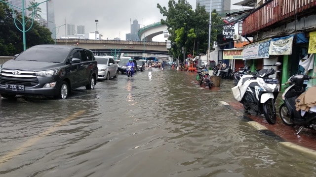 Sejumlah kendaraan melintasi saat banjir merendam Jalan Mampang Prapatan, Jakarta, Selasa (25/2). Foto: Fitra Andrianto/kumparan