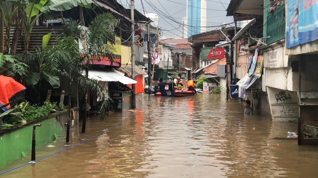 Banjir di kawasan bantaran kali kerukut, jakarta selatan Foto: Raga Iman/kumparan