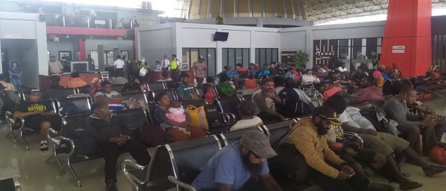 Penumpukan penumpang di ruang tunggu Bandara Wamena. (BumiPapua.com/Stefanus Tarsi)