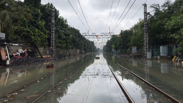 Akses dari Stasiun Rajawali menuju Gunung Sahari ditutup akibat banjir. Foto:  Wiji Nurhayat/pembaca kumparan