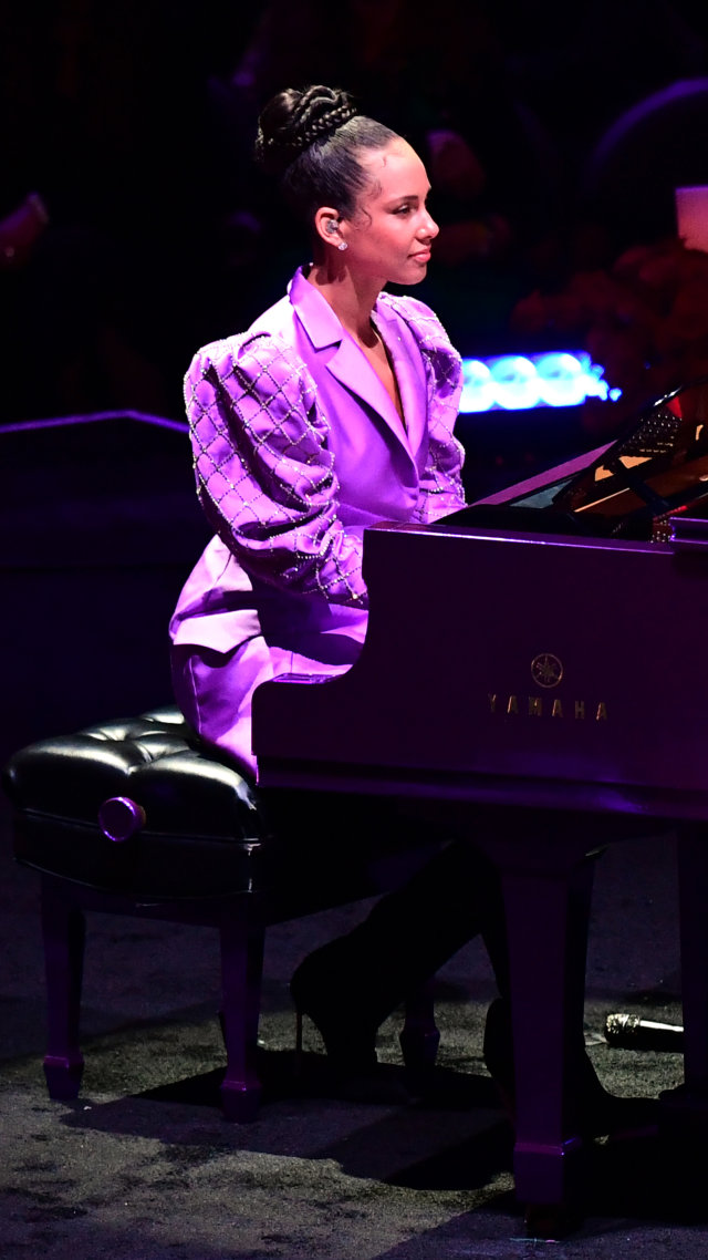 Musisi AS, Alicia Keys tampil selama perayaan "Celebration of Life for Kobe and Gianna Bryant" di Staples Center di Downtown Los Angeles.  Foto: Frederic J. Brown / AFP