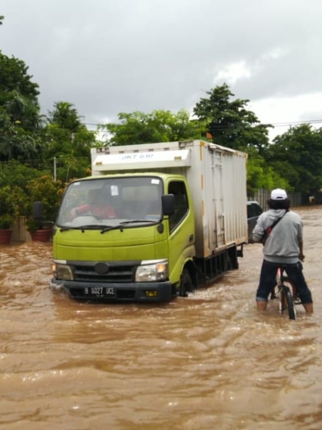 Jalan di depan Ancol terendam banjir setinggi 50 cm. Foto: Fachrul Irwinsyah/kumparan