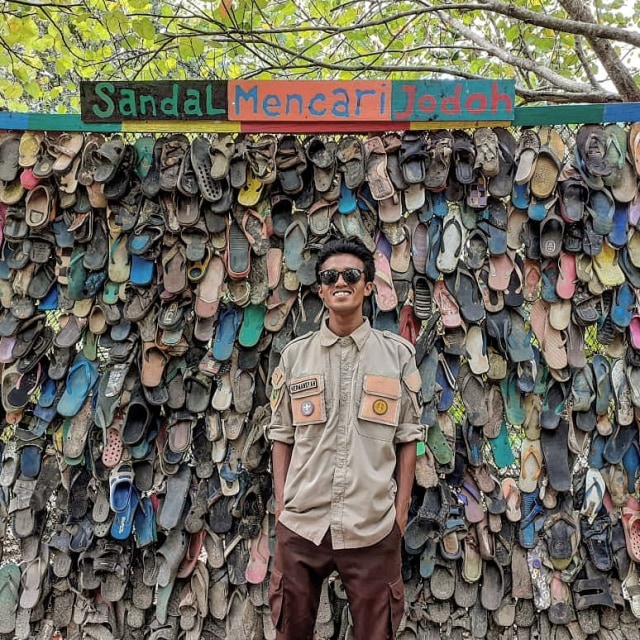'Sendal Mencari Jodoh' menjadi spot foto yang menarik di Singkawang Mangrove Park. Foto: Dok. Istimewa