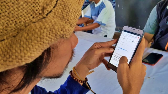 Seorang warga tengah melakukan pengisian data penduduk secara online. Selasa, (25/2). Foto: Dok banthayo.id