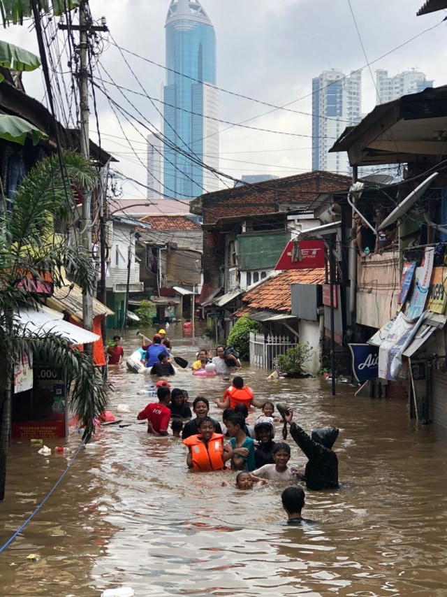 Petugas SAR evakuasi warga korban banjir di Jalan Karet Pasar Baru Barat I, Karet Tengsin, Jakarta, Selasa (25/2).  Foto: Raga Imam/kumparan