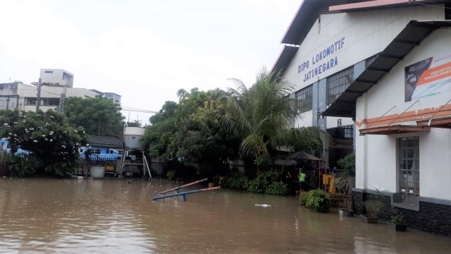 cerita horor kereta api Imbas Banjir Jakarta 5 Kereta Api Menuju Semarang 