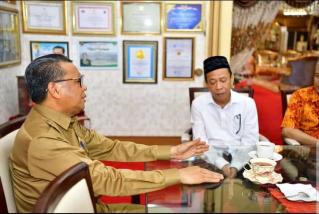 Jumras meminta maaf kepada Gubernur Sulsel Nurdin Abdullah atas pernyataannya di sidang hak angket DPRD Sulsel beberapa waktu lalu. (Foto: Makassar Indeks/Herlin).