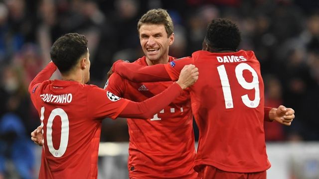Thomas Mueller merayakan gol bersama pemain Bayern Muenchen. Foto: Christof STACHE / AFP
