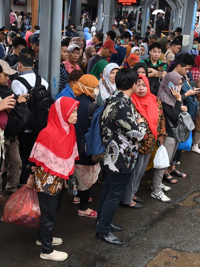 Penumpukan penumpang di Stasiun Manggarai akibat banjir di sejumlah wilayah di Jakarta. Foto: ANTARA FOTO/Muhammad Adimaja