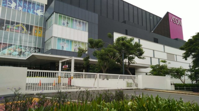Akses masuk ke mall Aeon JGC ditutup. Foto: Fachrul Irwinsyah/kumparan