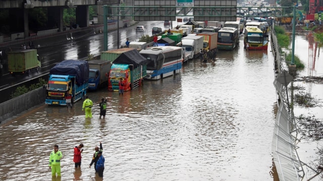 Sejumlah kendaraan terjebak kemacetan saat tol Jakarta-Cikampek banjir di Jatibening, Bekasi, Jawa Barat, Selasa (25/2). Foto: ANTARA FOTO/Saptono