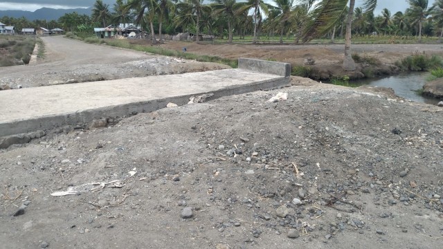 Plat duiker di Desa Nangadhero Kecamatan Aesesa Kabupaten Nagekeo yang sudah selesai dikerjakan namun belum bisa dilalui warga. Foto: Arkadius Togo. 