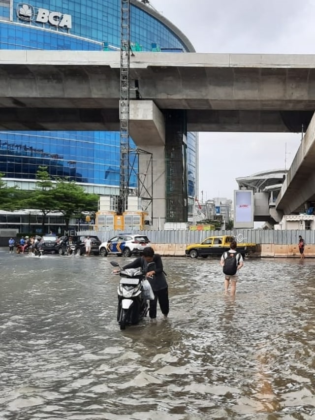 Kondisi banjir di Jalan Boulevard Raya, Kelapa Gading, Jakarta, Selasa (25/2).  Foto: Andreas Ricky Febrian/kumparan