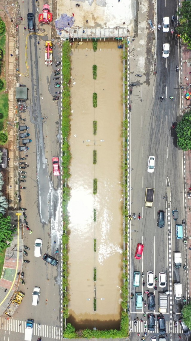 Foto aerial banjir yang menggenangi terowongan lintas bawah (underpass) jalan Letjend Soeprapto, Senen, Jakarta, Selasa (25/2). Foto: ANTARA FOTO/Muhammad Adimaja