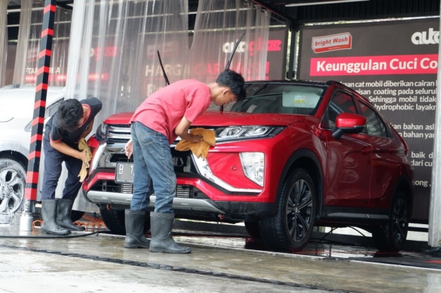 Raup Puluhan Juta Dari Bisnis Cuci Mobil Di Musim Hujan Kumparan Com