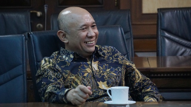 Menteri Koperasi dan UKM Teten Masduki saat pertemuan dengan Raffi Ahmad membahas Rans Carnival di Gedung Kemenkop dan UKM, Jakarta, Selasa (25/2). Foto: Fanny Kusumawardhani/kumparan
