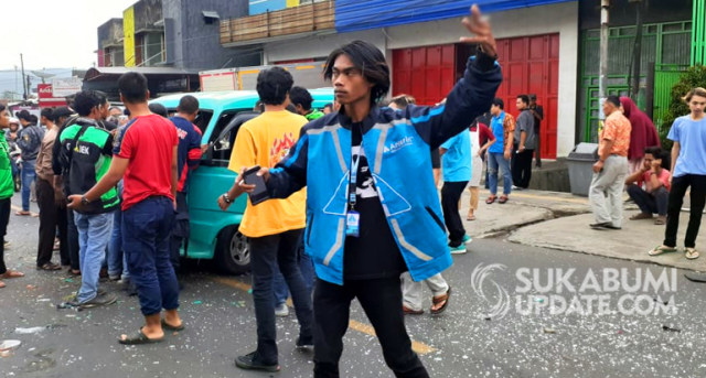 Warga mengevakuasi sopir pasca tabrakan adu banteng elf vs angkot di di Jalan Raya Siliwangi Cibadak, Kabupaten Sukabumi, Selasa (25/2/2020) sore sekitar pukul 16.09 WIB. | Sumber Foto:Istimewa