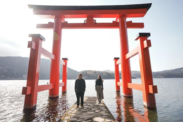 Nadine Chandrawinata dan Dimas Anggara saat berfoto di Kuil Hakone di Jepang Foto: Instagram/@nadinelist