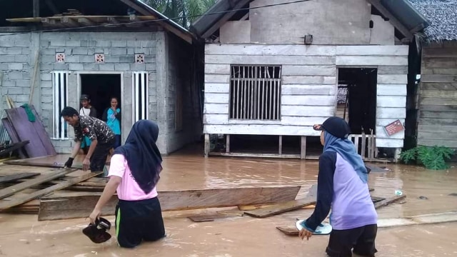Banjir rendam Desa Pinamula, Kecamatan Momonu, Kabupaten Buol, Sulteng, Selasa (25/2). Foto: Istimewa