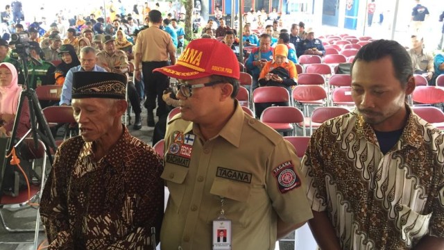 Kodir dan Rois di sela-sela menerima penghargaan Kemensos. Foto:  Arfiansyah Panji Purnandaru/kumparan