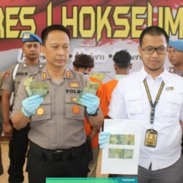 Polisi menunjukkan barang bukti yang diamankan dari dua pelajar asal kota Lhokseumawe, Aceh yang mengedarkan uang palsu. Foto: Dok. Polres Lhokseumawe