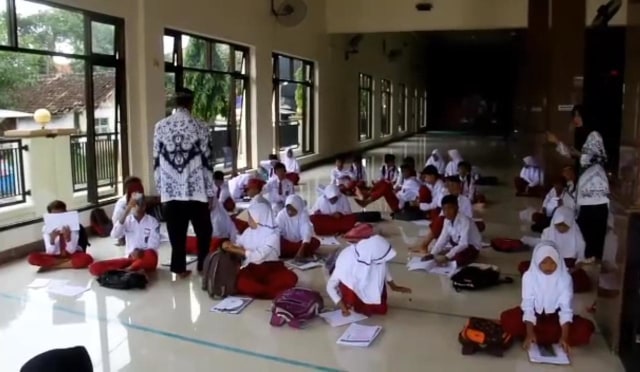 Siswa SD di Cirebon Ujian di Masjid karena Sekolahnya Terendam Banjir
