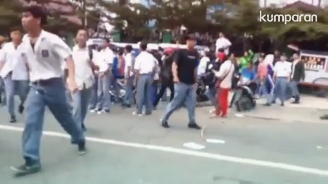 Tawuran 2 Sekolah di Jambi Pecah, Ratusan Pelajar Terlibat (33509)