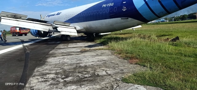 pesawat maskapai Trigana Air nomor penerbangan TGN7341 dengan  tipe pesawat boeing 733 yang tergelincir di Bandara Udara Sentani