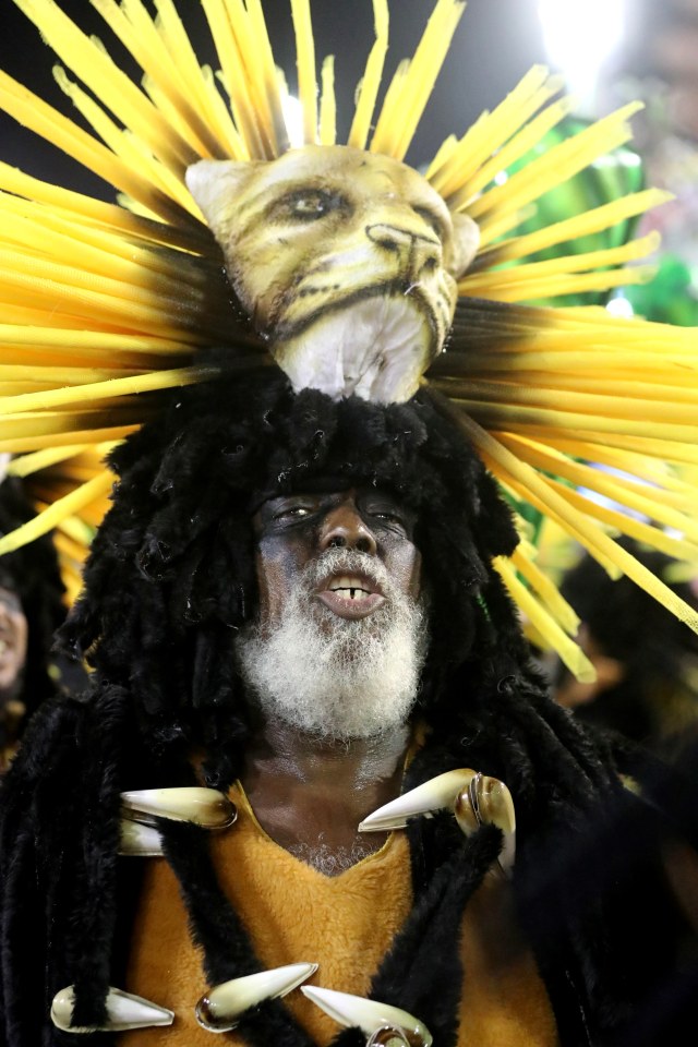 Peserta mengenakan kostum berkepala singa dalam parade di Karnaval Sambadrome di Rio de Janeiro, Brasil, Selasa (25/2). Foto: REUTERS/Sergio Moraes