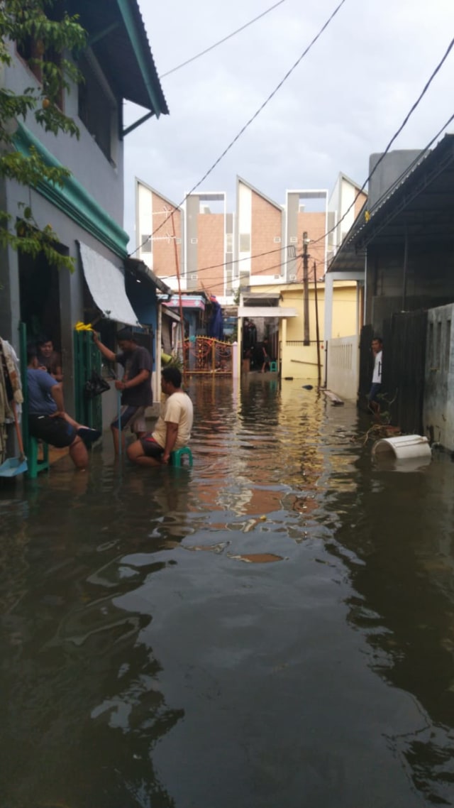 Kondisi di RW 9 yang bersebelahan dengan perumahan JGC saat terendam banjir setinggi 1 meter. Foto: Fachrul Irwinsyah/kumparan