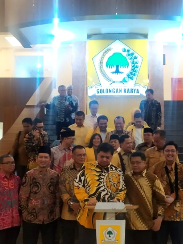 Ketua Umum Golkar Airlangga Hartarto dan Presiden PKS Sohibul Iman memberikan keterangan pers terkait pertemuan Golkar dan PKS, Selasa (25/2).  Foto: Maulana Ramadhan/kumparan