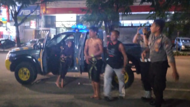 Petugas kepolisina di lokasi kejadian mobil yang tabrak puluhan motor di Makassar. Foto: Dok. Istimewa