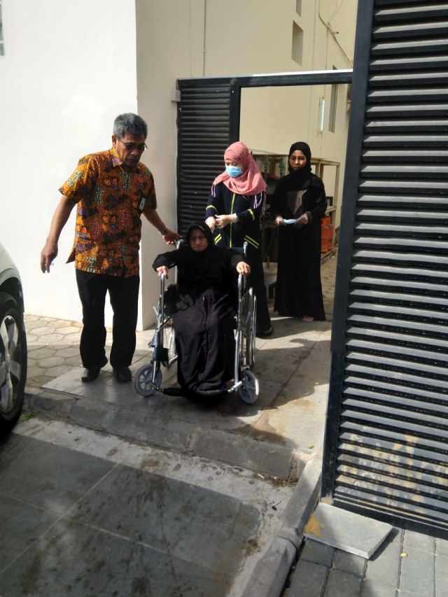 Konsulat Jenderal RI (KJRI) Jeddah di Arab Saudi membantu dua WNI lanjut usia pulang ke Indonesia. Foto: Dok. KBRI Jeddah