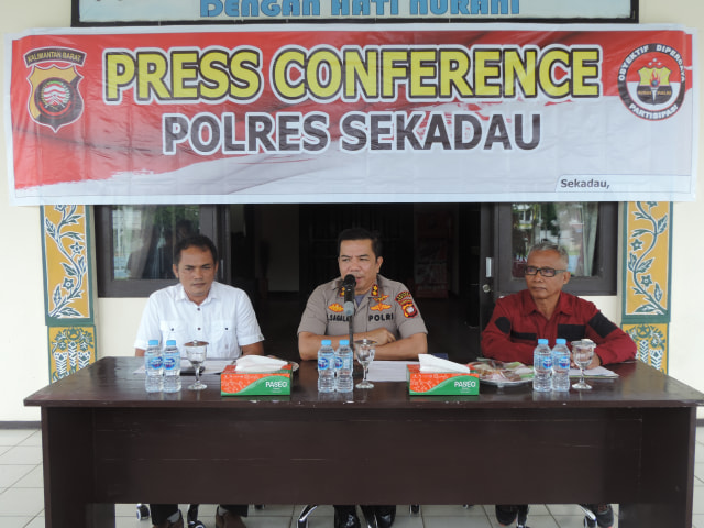 Polres Seakdau menggelar press conference di lobby Mapolres Sekadau, Rabu (26/2). Foto: Dina Mariana/Hi!Pontianak