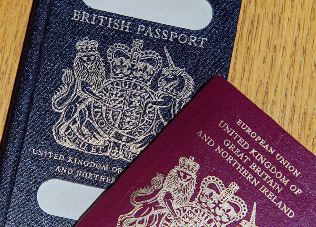 Paspor Inggris yang lama dan akan digunakan lagi (kiri) dan paspor Inggris saat bergabung dengan Uni Eropa (kanan) Foto: Shutter Stock
