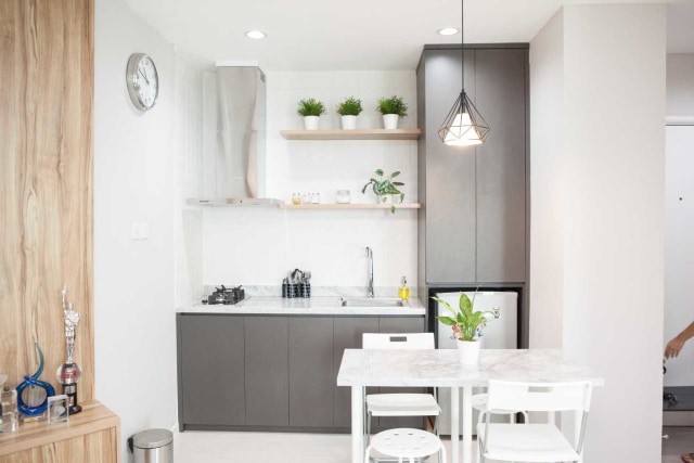 Dapur minimalis dengan warna terang di Studio Apartment Semanggi karya Havila Studio, via arsitag.com