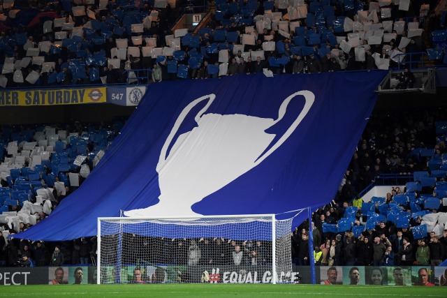 Suporter membawa bendera berbentuk piala Liga Champions saat pertandingan Chelsea melawan Bayern Muenchen di Stamford Bridge, London, Selasa (25/2). Foto: REUTERS / Toby Melville