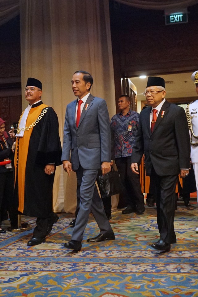 Presiden Joko Widodo (tengah) dan wakil Presiden Ma'ruf Amin (kanan) saat menghadiri acara laporan tahunan MA. Foto: Fanny Kusumawardhani/kumparan