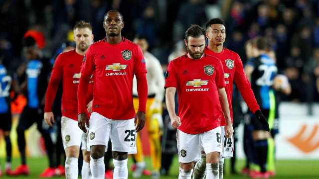 Sudah timnya tidak menang, kawanan sesama fans Manchester United juga mendapat perlakuan buruk. Foto: REUTERS/Francois Lenoir