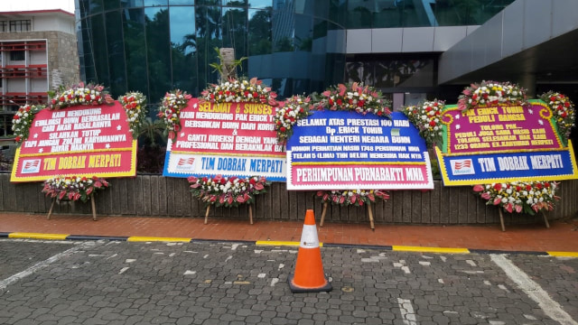 Pekerja Merpati mengirim karangan bunga ke Kementerian BUMN, Jakarta, Rabu (26/2). 
 Foto: Resya Firmansyah/kumparan