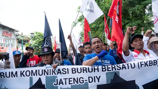 Ratusan buruh mengikuti aksi unjuk rasa di halaman Kantor DPRD DIY, Malioboro, DI Yogyakarta, Rabu (26/2). Foto: ANTARA FOTO/Hendra Nurdiyansyah