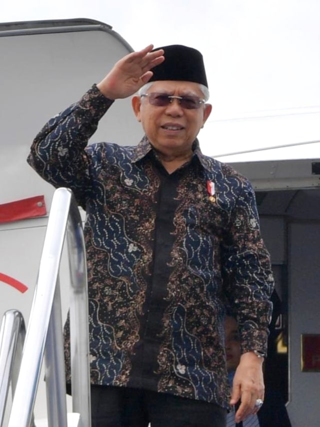 Wakil Presiden RI Ma'ruf Amin melambaikan tangan saat akan bertolak menuju Pangkal Pinang, Rabu (26/2). Foto: Dok. Setwapres