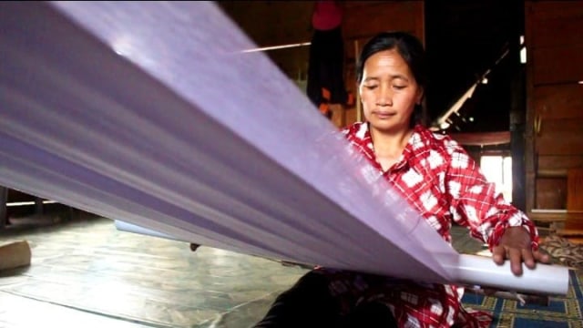 Menenun bagi perempuan Mamasa tak sekadar untuk menambah penghasilan keluarga, tetapi warisan leluhur yang tetap harus dilestarikan. Foto: Frendy/sulbarkini